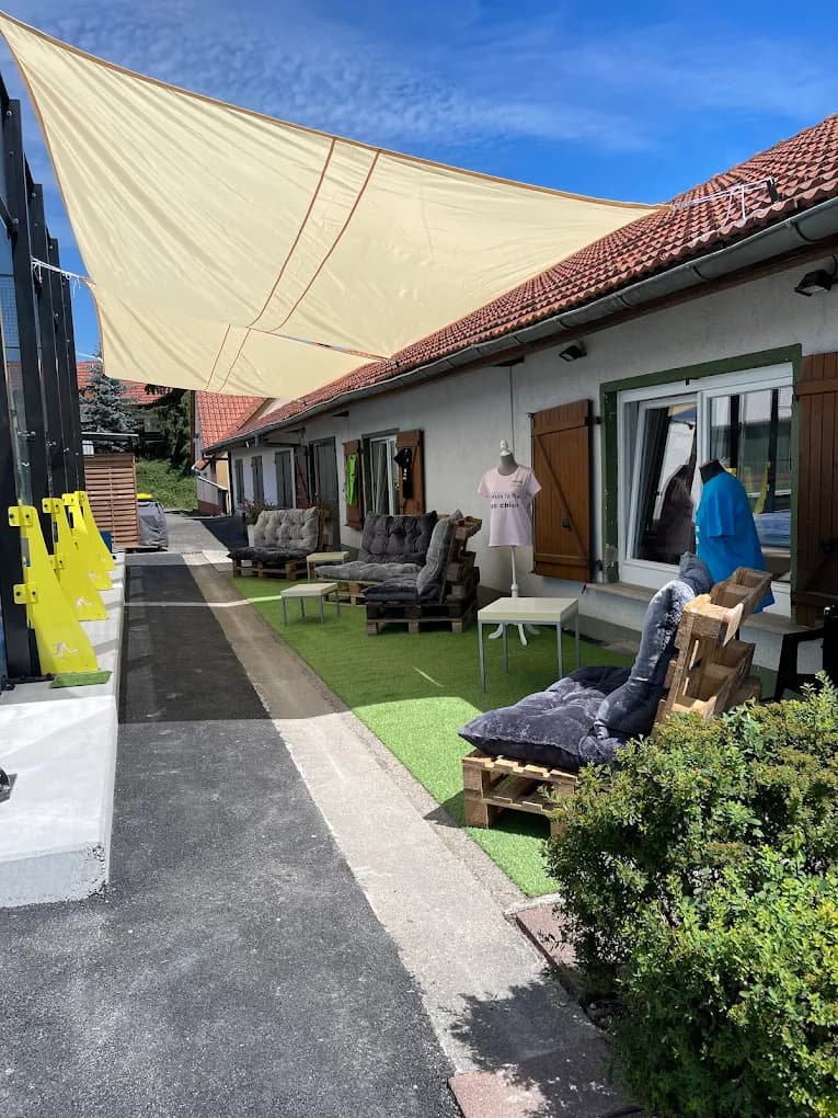 Le club house et son salon d'été sous voile d'ombrage