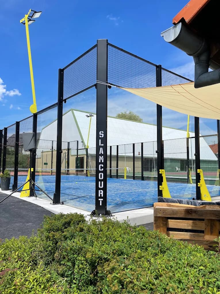 La piste de padel SLAMCOURT du club sous le soleil